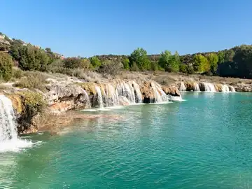 Las quince cascadas de las Lagunas de Ruidera fluyen con fuerza tras la recarga total de los acuíferos entre Albacete y Ciudad Real Las quince cascadas de las Lagunas de Ruidera fluyen con fuerza tras la recarga total de los acuíferos entre Albacete y Ciudad Real