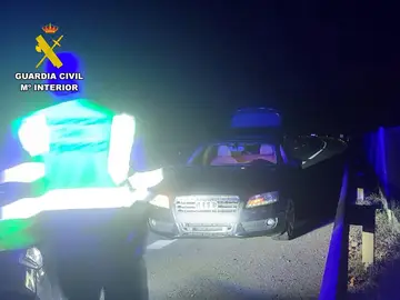 Guardia Civil detiene a un joven por conducir en sentido contrario 14 km en la autovía y en estado ebrio Guardia Civil detiene a un joven por conducir en sentido contrario 14 km en la autovía y en estado ebrio