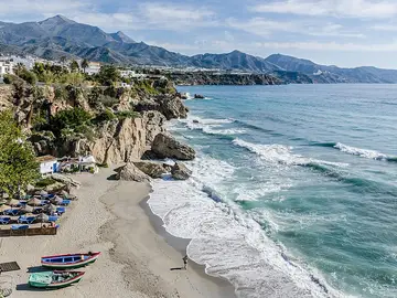 Playa Calahonda, chiquitita pero bonita Vista hacia el noreste desde el Balcón de Europa en Nerja, provincia de Málaga