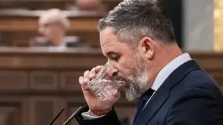 Sánchez comparece en el Congreso sobre la crisis en Irán El presidente de VOX, Santiago Abascal, interviene durante una sesión de control al Gobierno, en el Congreso, a 25 de marzo de 2026, en Madrid (España). Sánchez y Feijóo se miden este miércoles en el Pleno del Congreso en plena escalada por la guerra de Irán, un duelo parlamentario que se produce la víspera de que la Cámara Baja debata la convalidación del decreto anticrisis, que incluye rebajas fiscales para paliar los efectos de ese conflicto bélico en Oriente Próximo. Aunque el paquete de ...