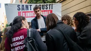 Movilización ciudadana para impedir el desalojo del bloque Sant Agustí en Barcelona Varias personas hablan con Txema (c), el chico que va a ser desalojado, durante una concentración para tratar de impedir el desalojo del bloque Sant Agustí, a 25 de marzo de 2026, en Barcelona, Catalunya (España). El fondo New Amsterdam Developers (NAD) es el propietario del bloque ubicado en el barrio de Gràcia sobre el que recae hoy una orden de desalojo. El Ayuntamiento de Barcelona pedía ayer a dicho fondo que detuviera el lanzamiento para que se pueda negociar el desalojo con la Sindicat...