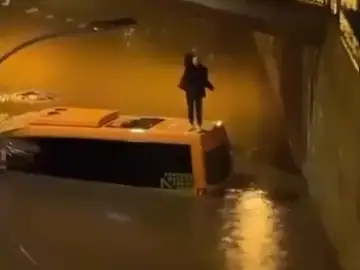 La borrasca Therese desata el caos en Tenerife: pasajeros atrapados en un autobús, calles anegadas y emergencia máxima Pasajeros de un autobús salen por el techo ante las intensas lluvias en el norte de Tenerife