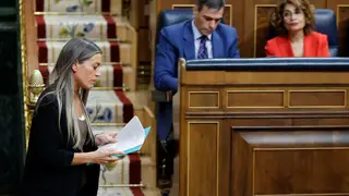 Pleno del Congreso de los Diputados MADRID (ESPAÑA), 25/03/2026.- La portavoz de Junts Per Catalunya, Míriam Nogueras (i) pasa junto al presidente del Gobierno, Pedro Sánchez (c) tras su intervención este miércoles durante el pleno del Congreso de los Diputados en Madrid donde el Ejecutivo explica su posición contra la guerra en Irán e informará de las medidas adoptadas para combatir sus efectos en un ambiente político marcado por la convocatoria de elecciones en Andalucía. EFE/ Mariscal
