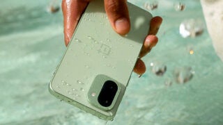 OnePlus 15R mojado con agua