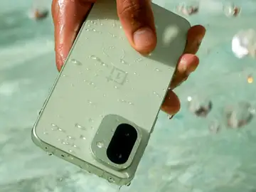 OnePlus 15R en color verde OnePlus 15R mojado con agua