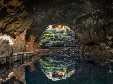 Refugio de piratas, cobijo de pastores y maravilla geológica: el túnel de la Atlántida está en España Cueva de los Verdes, Lanzarote