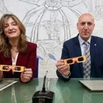 Nuria Gonz&aacute;lez y Jos&eacute; Antonio D&iacute;ez con las gafas para poder ver el eclipse