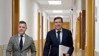 El portavoz Carlos Fernández Carriedo, junto al director de Comunicación, Julio López, antes de explicar los acuerdos del Consejo de Gobierno El portavoz Carlos Fernández Carriedo, junto al director de Comunicación, Julio López, antes de explicar los acuerdos del Consejo de Gobierno