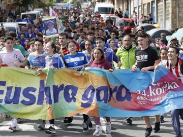 GETXO (BIZKAIA), 26/03/2026.- Algunos participantes en la Korrika exhiben la foto del preso de ETA Orkatz Gallastegi este jueves a su paso por las calles de Getxo, jornada en que el Ayuntamiento de Berango, gobernado por el PNV, ha expresado su rechazo al "uso pol&iacute;tico del euskera" y ha condenado el "acto de vandalismo y politizaci&oacute;n" que supone la aparici&oacute;n de numerosas pintadas en sus calles a favor de la amnist&iacute;a y en referencia al caso conocido como 'los 16 de Berango', en el que este n&uacute;m...