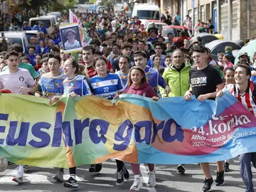 El Ayuntamiento de Berango rechaza el uso político del euskera al paso de la Korrika GETXO (BIZKAIA), 26/03/2026.- Algunos participantes en la Korrika exhiben la foto del preso de ETA Orkatz Gallastegi este jueves a su paso por las calles de Getxo, jornada en que el Ayuntamiento de Berango, gobernado por el PNV, ha expresado su rechazo al "uso político del euskera" y ha condenado el "acto de vandalismo y politización" que supone la aparición de numerosas pintadas en sus calles a favor de la amnistía y en referencia al caso conocido como 'los 16 de Berango', en el que este núm...
