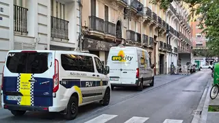 Cuatro furgonetas impiden el paso de peatones en la acera de la calle Pizarro Cuatro furgonetas impiden el paso de peatones en la acera de la calle Pizarro