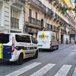 Cuatro furgonetas impiden el paso de peatones en la acera de la calle Pizarro