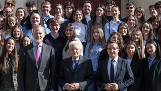 El rey Felipe VI junto a Sergio Mattarella, Corchado y un grupo de universitarios salmantinos El rey Felipe VI junto a Sergio Mattarella, Corchado y un grupo de universitarios salmantinos