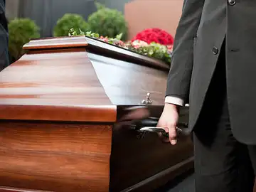 Recogió un cadáver, no lo identificó y lo entregó a la familia equivocada: "Imposible de tolerar" Empleado de una funeraria