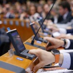 La Euroc&aacute;mara endurece posici&oacute;n sobre retornos y valida los centros de deportaci&oacute;n, tras pacto del PPE con ultraderecha