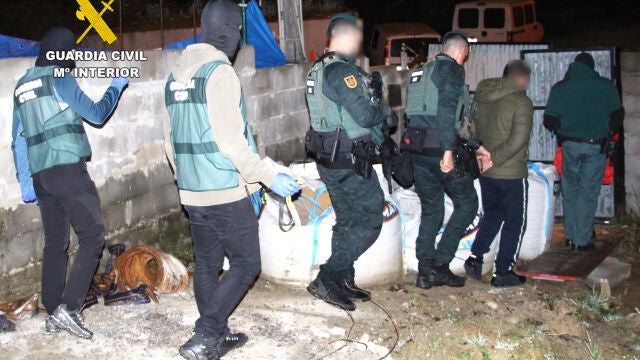 MADRID, 26/03/2026.-La Guardia Civil, ha detenido a once personas (seis hombres y cinco mujeres), pertenecientes a una organizaci&oacute;n criminal formada por un clan familiar dedicada al tr&aacute;fico de drogas, tenencia il&iacute;cita de armas y blanqueo de capitales. Se calcula que la organizaci&oacute;n ha podido blanquear m&aacute;s de 1,5 millones de euros, procedente de tr&aacute;fico de drogas y venta de armas. La operaci&oacute;n se inici&oacute;, el pasado verano en la comarca del Besaya tras detectar los agentes, la posible circulaci&oacute;...