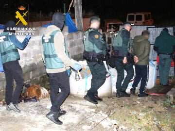 MADRID, 26/03/2026.-La Guardia Civil, ha detenido a once personas (seis hombres y cinco mujeres), pertenecientes a una organizaci&oacute;n criminal formada por un clan familiar dedicada al tr&aacute;fico de drogas, tenencia il&iacute;cita de armas y blanqueo de capitales. Se calcula que la organizaci&oacute;n ha podido blanquear m&aacute;s de 1,5 millones de euros, procedente de tr&aacute;fico de drogas y venta de armas. La operaci&oacute;n se inici&oacute;, el pasado verano en la comarca del Besaya tras detectar los agentes, la posible circulaci&oacute;...