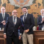 Luis Morata, izquierda, con el alcalde de Alicante, Luis Barcala, en el pleno de hoy en el que ha jurado su cargo como concejal