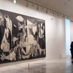 MADRID.-El Reina Sof&iacute;a desaconseja "rotundamente" el traslado del 'Guernica' ante el riesgo de "nuevas grietas y desgarros"