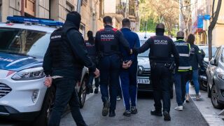 Agentes de los Mossos d'Esquadra se lleva a un detenido durante un operativo policial contra el tr&aacute;fico internacional de armas y drogas, a 23 de marzo de 2026, en Barcelona, Catalunya (Espa&ntilde;a)