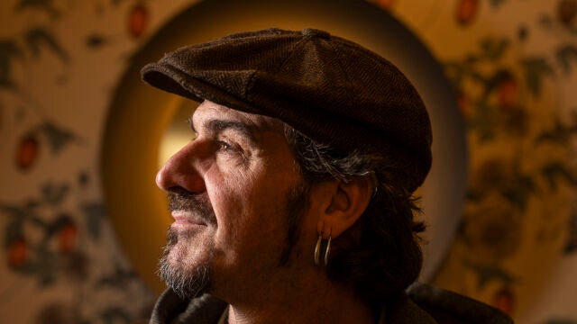 El cantautor sevillano Nolasco posando para este peri&oacute;dico