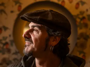 El cantautor sevillano Nolasco posando para este periódico El cantautor sevillano Nolasco posando para este periódico