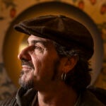 El cantautor sevillano Nolasco posando para este peri&oacute;dico