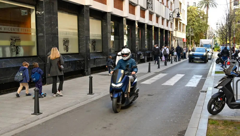 Bolardos instalados frente al colegio de los Dominicos, en Valencia