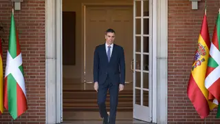 Sánchez recibe al lehendakari Imanol Pradales en la Moncloa El presidente del Gobierno, Pedro Sánchez (d), recibe al lehendakari, en el Palacio de la Moncloa, a 27 de marzo de 2026, en Madrid (España). El jefe del Ejecutivo preside junto al lehendakari, la Comisión Bilateral de Cooperación Administración del Estado- Comunidad Autónoma del País Vasco. 27 MARZO 2026 Diego Radamés / Europa Press 27/03/2026