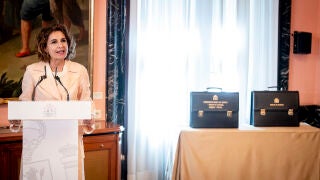 La secretaria general del PSOE-A y candidata a la Presidencia de la Junta de Andaluc&iacute;a, Mar&iacute;a Jes&uacute;s Montero, durante el acto de traspaso de cartera, a 27 de marzo de 2026, en Madrid (Espa&ntilde;a). El presidente Pedro S&aacute;nchez anunciaba ayer que el ministro de Econom&iacute;a, Comercio y Empresa, Carlos Cuerpo, y Arcadi Espa&ntilde;a ocupar&iacute;an los cargos que dejaba Mar&iacute;a Jes&uacute;s Montero al incurrir en las elecciones auton&oacute;micas de Andaluc&iacute;a. Cuerpo asume la vicepresidencia primera, adem&aacute;s de continuar al cargo de l...