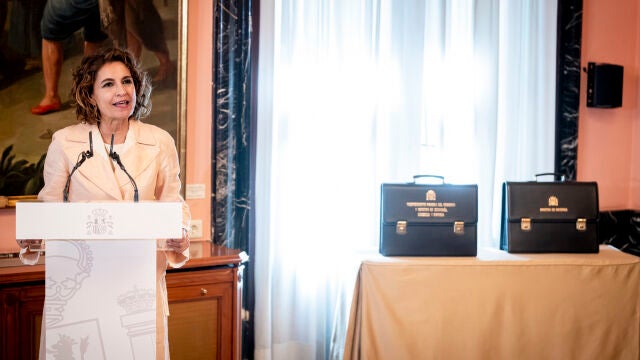 La secretaria general del PSOE-A y candidata a la Presidencia de la Junta de Andaluc&iacute;a, Mar&iacute;a Jes&uacute;s Montero, durante el acto de traspaso de cartera, a 27 de marzo de 2026, en Madrid (Espa&ntilde;a). El presidente Pedro S&aacute;nchez anunciaba ayer que el ministro de Econom&iacute;a, Comercio y Empresa, Carlos Cuerpo, y Arcadi Espa&ntilde;a ocupar&iacute;an los cargos que dejaba Mar&iacute;a Jes&uacute;s Montero al incurrir en las elecciones auton&oacute;micas de Andaluc&iacute;a. Cuerpo asume la vicepresidencia primera, adem&aacute;s de continuar al cargo de l...