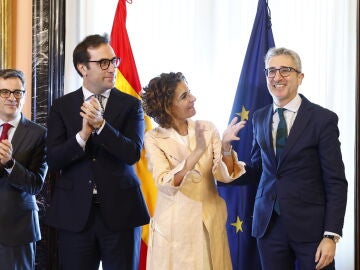 Traspaso de carteras en el Ministerio de Hacienda entre Mar&iacute;a Jes&uacute;s Montero, Carlos Cuerpo y Arcadi Espa&ntilde;a.