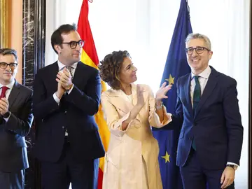 Traspaso de carteras en el Ministerio de Hacienda entre María Jesús Montero, Carlos Cuerpo y Arcadi España Traspaso de carteras en el Ministerio de Hacienda entre María Jesús Montero, Carlos Cuerpo y Arcadi España.