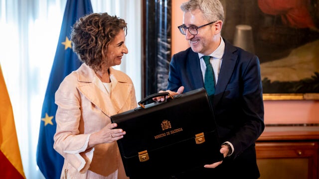 La secretaria general del PSOE-A y candidata a la Presidencia de la Junta de Andaluc&iacute;a, Mar&iacute;a Jes&uacute;s Montero (i), y el ministro de Hacienda, Arcadi Espa&ntilde;a (d), durante el acto de traspaso de cartera, a 27 de marzo de 2026, en Madrid (Espa&ntilde;a). El presidente Pedro S&aacute;nchez anunciaba ayer que el ministro de Econom&iacute;a, Comercio y Empresa, Carlos Cuerpo, y Arcadi Espa&ntilde;a ocupar&iacute;an los cargos que dejaba Mar&iacute;a Jes&uacute;s Montero al incurrir en las elecciones auton&oacute;micas de Andaluc&iacute;a. Cuerpo asume la vicepres...