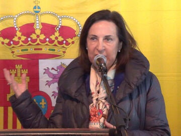 Dubl&iacute;n, 27/03/2026.- La ministra de Defensa, Margarita Robles, ha visitado este viernes a los casi 400 marinos espa&ntilde;oles que desde la fragata 'Almirante Juan de Borb&oacute;n" y el buque de aprovisionamiento 'Pati&ntilde;o' participan en la Agrupaci&oacute;n Naval Permanente de Escoltas n&uacute;mero 1 de la OTAN (SNMG-1), referentes para la seguridad mar&iacute;tima en el mar del Norte, el &Aacute;rtico o el B&aacute;ltico. EFE/Xaume Olleros 