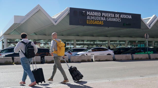 MADRID, 27/03/2026.-Pasajeros en la estaci&oacute;n de Atocha en Madrid este viernes, en el que comienza la operaci&oacute;n especial de Semana Santa.-EFE/ Marcos Villaoslada 