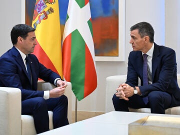 MADRID, 27/03/2026.- El presidente del Gobierno, Pedro S&aacute;nchez (d), durante su reuni&oacute;n de este viernes con el lehendakari, Imanol Pradales, con el que cierra una decena de acuerdos sobre impulso econ&oacute;mico, seguridad, tr&aacute;fico o infraestructuras.EFE/ Pool Moncloa/Borja Puig de la Bellacasa SOLO USO EDITORIAL/SOLO DISPONIBLE PARA ILUSTRAR LA NOTICIA QUE ACOMPA&Ntilde;A (CR&Eacute;DITO OBLIGATORIO) 