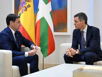 Reunión de Pedro Sánchez con Imanol Pradales MADRID, 27/03/2026.- El presidente del Gobierno, Pedro Sánchez (d), durante su reunión de este viernes con el lehendakari, Imanol Pradales, con el que cierra una decena de acuerdos sobre impulso económico, seguridad, tráfico o infraestructuras.EFE/ Pool Moncloa/Borja Puig de la Bellacasa SOLO USO EDITORIAL/SOLO DISPONIBLE PARA ILUSTRAR LA NOTICIA QUE ACOMPAÑA (CRÉDITO OBLIGATORIO)