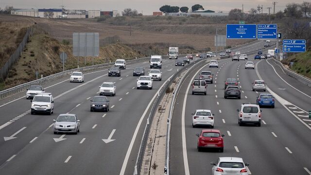 MADRID.-S.Santa.- Retenciones en las salidas de Madrid por la A1, A2, A3, A4 y M-607 en el arranque de la operaci&oacute;n de tr&aacute;fico