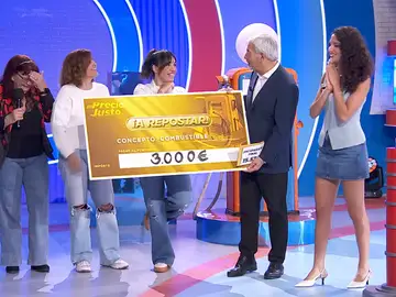 Carlos Sobera entrega el cheque de 3.000 euros en carburante de 'El Precio Justo' Carlos Sobera entrega el cheque de 3.000 euros en carburante de 'El Precio Justo'