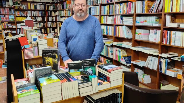 Paco Gonz&aacute;lez, de la librer&iacute;a Col&oacute;n de Badajoz, recomienda "Tres halcones para Tamerl&aacute;n" de Jes&uacute;s S&aacute;nchez Adalid