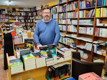 Paco Gonz&aacute;lez, de la librer&iacute;a Col&oacute;n de Badajoz, recomienda "Tres halcones para Tamerl&aacute;n" de Jes&uacute;s S&aacute;nchez Adalid