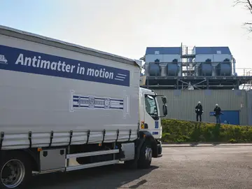 El CERN logra trasladar antimateria en camión por primera vez. El CERN logra trasladar antimateria en camión por primera vez.