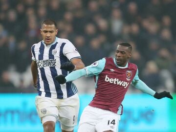 Jose Salomon Rondon of West Bromwich Albion and Pedro Obiang of West Ham United during the English championship Premier League football match between West Ham United and West Bromwich Albion on february 11, 2017 played at The London Stadium in London, Great Britain 