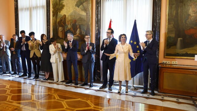 Traspaso de carteras en el Ministerio de Hacienda entre Mar&iacute;a Jes&uacute;s Montero, Carlos Cuerpo y Arcadi Espa&ntilde;a.