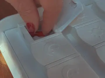 El gesto de abrir una de las cápsulas envía información a kilómetros de distancia. Salud