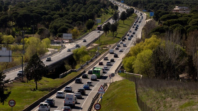 Decenas de veh&iacute;culos durante la operaci&oacute;n salida por las vacaciones de Semana Santa, en la A-5, a 27 de marzo de 2026, en Madrid (Espa&ntilde;a). La Direcci&oacute;n General de Tr&aacute;fico ha activado un dispositivo especial de regulaci&oacute;n, vigilancia y asistencia, ante el previsible incremento de desplazamientos por carretera en este periodo vacacional nacional. 27 MARZO 2026;ATASCO;COCHES;OPERACI&Oacute;N SALIDA;CARRETERAS;VEH&Iacute;CULO;AUTOV&Iacute;A;RETENCI&Oacute;N;PIXELADA Eduardo Parra / Europa Press 27/03/2026