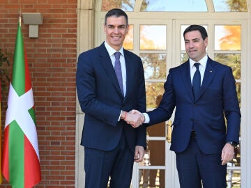 MADRID, 27/03/2026.- El presidente del Gobierno, Pedro S&aacute;nchez (i), durante su reuni&oacute;n de este viernes con el lehendakari, Imanol Pradales, con el que cierra una decena de acuerdos sobre impulso econ&oacute;mico, seguridad, tr&aacute;fico o infraestructuras.EFE/ Pool Moncloa/Borja Puig de la Bellacasa SOLO USO EDITORIAL/SOLO DISPONIBLE PARA ILUSTRAR LA NOTICIA QUE ACOMPA&Ntilde;A (CR&Eacute;DITO OBLIGATORIO) 