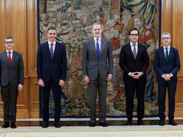 MADRID (ESPA&Ntilde;A), 27/03/2026.- El rey Felipe VI (c), el presidente del Gobierno, Pedro S&aacute;nchez (2i) y el ministro de Justicia, F&eacute;lix Bola&ntilde;os (i) posan con el nuevo vicepresidente primero del Gobierno, Carlos Cuerpo (2d) y el nuevo ministro de Hacienda, Arcadi Espa&ntilde;a (d) tras la jura de sus cargos este viernes en un acto celebrado en el Palacio de la Zarzuela. EFE/ Ballesteros POOL 