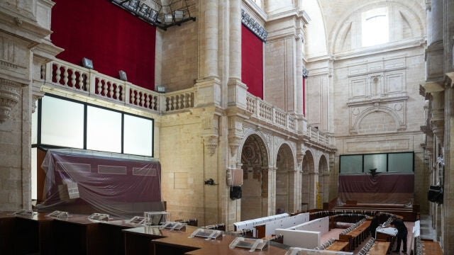 Estado actual del Sal&oacute;n de Plenos del Parlamento de Andaluc&iacute;a que se prepara para el inicio de las obras. A 27 de marzo de 2026, en Sevilla (Andaluc&iacute;a, Espa&ntilde;a).El Parlamento andaluz inicia las obras de restauraci&oacute;n de su sede adjudicadas por 4 millones y que durar&aacute;n 23 meses.27 MARZO 2026Mar&iacute;a Jos&eacute; L&oacute;pez / Europa Press27/03/2026